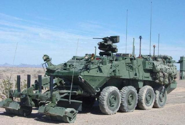 Tiếp tục trở lại với những chiếc xe bọc thép Stryker mà Quân đội Ukraine mới được trang bị. Các thông tin công khai cho thấy, chính phủ Mỹ đã viện trợ cho Quân đội Ukraine hơn 100 chiếc xe bọc thép loại 8 bánh này, đủ để thành lập một lữ đoàn, giống như “Lữ đoàn Stryker” của Quân đội Mỹ.