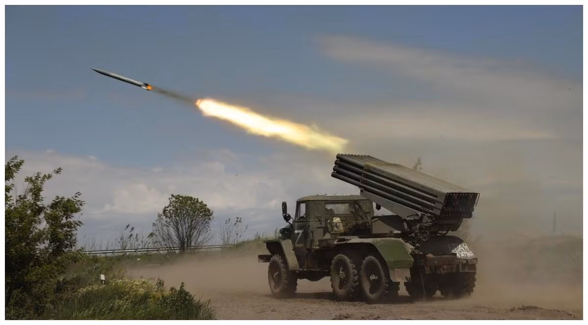 Hệ thống phòng thủ của Quân đội Ukraine Theo hướng Bắc sông Don ở Luhansk, Quân đội Nga đang bao vây khoảng 40.000 đến 60.000 quân Ukraine. Việc Quân đội Nga chiếm được thành phố Lisichansk trên sông Bắc Donets, chỉ còn là vấn đề thời gian ngắn. 