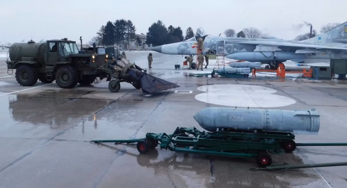 Theo một số nguồn tin, 4 cuộc tấn công có độ chính xác cao bằng tên lửa Kinzhal, đã được Không quân Nga thực hiện nhằm vào sân bay quân sự ở Starokonstantinov vào ngày 26/7, cho thấy sự tàn phá với cả hầm ngầm để cất giữ máy bay. Tuy nhiên bằng cách này hay cách khác, quân đội Nga đã tìm ra chính xác nơi cất giữ máy bay Su-24 và tiêu diệt chính xác.