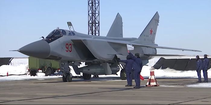 Theo nghĩa đen, một ngày trước khi Lầu Năm Góc công bố về cuộc phản công của Ukraine, các cuộc tấn công mạnh mẽ của Nga đã được tiến hành nhằm vào các sân bay quân sự chính của Ukraine, khiến Kiev không thể tấn công các mục tiêu ở Crimea và các khu vực khác của Nga bằng tên lửa Storm Shadow.