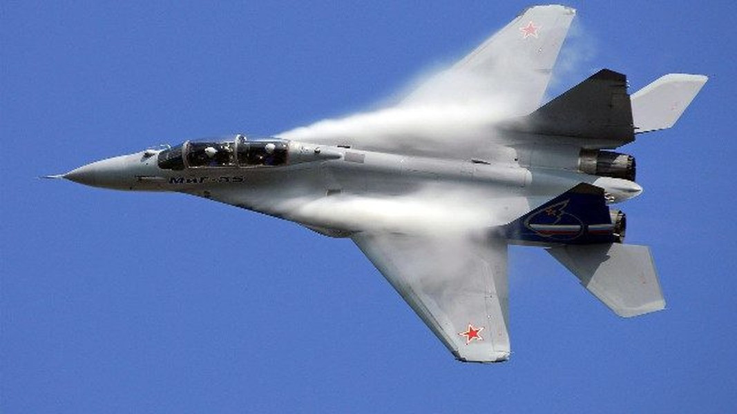 So với phiên bản cơ sở, MiG-35 nâng cấp có khả năng giảm khả năng hiển thị trên radar, nhờ các thiết bị mới, khác xa so với Su-30SM2 và Su-35SM; cánh mới của MiG-35 có diện tích lớn hơn và khả năng sử dụng các loại vũ khí hàng không có độ chính xác cao mới nhất. 