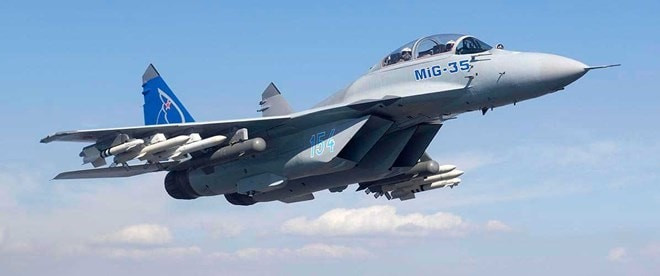 Tầm hoạt động của MiG-35 là khoảng 2.000 km mà không cần tiếp nhiên liệu bổ sung, có thể được mở rộng thông qua tiếp nhiên liệu trên không hoặc thùng nhiên liệu phụ. Thiết kế này của MiG-35, phù hợp cho các nhiệm vụ tầm trung và các hoạt động dài hơn với sự hỗ trợ của máy bay tiếp dầu. (nguồn ảnh Topwar, TASS, Sputnik). 