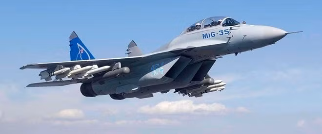 Tầm hoạt động của MiG-35 là khoảng 2.000 km mà không cần tiếp nhiên liệu bổ sung, có thể được mở rộng thông qua tiếp nhiên liệu trên không hoặc thùng nhiên liệu phụ. Thiết kế này của MiG-35, phù hợp cho các nhiệm vụ tầm trung và các hoạt động dài hơn với sự hỗ trợ của máy bay tiếp dầu. (nguồn ảnh Topwar, TASS, Sputnik). 