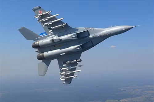 MiG-35 có khả năng mang theo tải trọng vũ khí lên tới 6.500 kg, bao gồm nhiều loại vũ khí khác nhau như tên lửa không đối không và không đối đất, bom, cũng như nhiều loại tên lửa và đạn dược khác nhau dùng tấn công mục tiêu mặt đất. Máy bay có chín mấu treo dưới cánh và thân để gắn vũ khí và thiết bị.