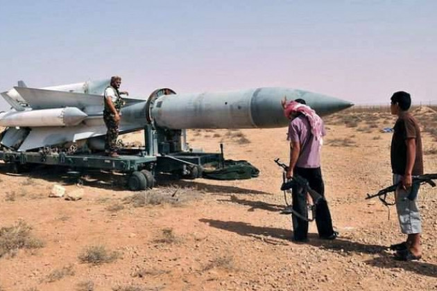 Điều bất ngờ là ngay sau khi báo Israel tuyên bố tiêm kích nước này đã phá hủy S-200 Syria, tờ AMN của Lebabon đã tiết lộ tại khu vực vừa bị F-16 tấn công, lực lượng phòng thủ Syria đang triển khai một số hệ thống tên lửa giả, chế tạo bằng cao su. 