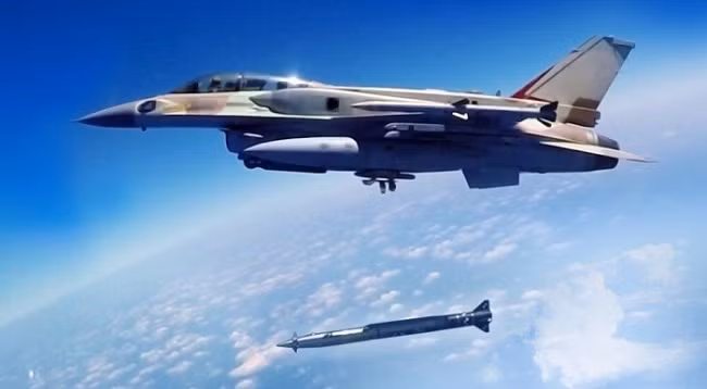 Cuộc không kích của Israel nhằm tấn công vào một căn cứ phòng không của Quân đội chỉnh phủ Syria (SAA), nằm dọc theo tuyến đường cao tốc nối thành phố Homs với thành phố Tripoli, miền bắc Lebanon.