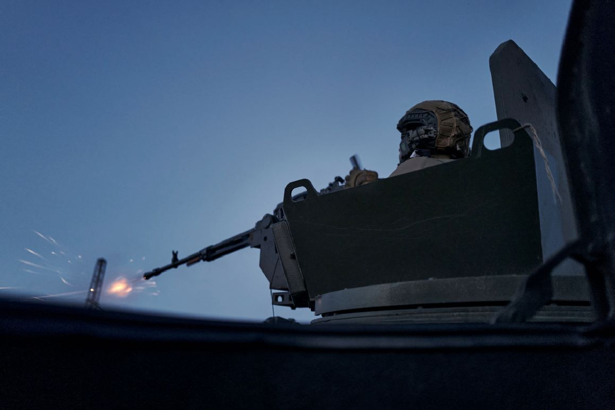 Ở ngoại ô phía nam Avdeevka, quân Nga băng qua đường sắt và tiến vào khu vực rừng gần đó. Ở đó họ đang tấn công vào những trận địa phòng ngự lớn của Ukraina. Cùng lúc đó, các nhóm thiết giáp tấn công của Nga đã chọc thủng tuyến phòng thủ của Ukraine ở phía đông nam làng Severnoye và đang tiếp cận Avdeevka từ hướng tây nam.