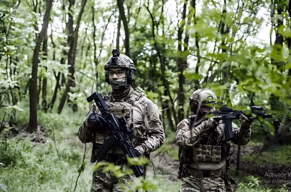 Röpke còn cho biết thêm, trên thực tế, người Nga còn khoảng 6 km là sẽ tiếp cận được “con đường sự sống” xuyên qua làng Vozdvizhenka. Nhưng hiện tại, ở vùng ven của ngôi làng, theo liveuamap, đã có những trận đánh. Röpke hy vọng rằng, "quân Ukraine đã kịp xây dựng hệ thống phòng thủ vững chắc ở đó" và sẽ có thể kiềm chế quân Nga trong khu vực hẹp này. 