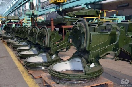 Hiện Ukraine đã mất năng lực sản xuất xe tăng; Nhà máy chế tạo máy Kharkov do Liên Xô để lại, từng là một trong những nhà máy sản xuất xe tăng lớn nhất thế giới, chuyên sản xuất xe tăng chiến đấu chủ lực T-80 và trước đó là xe tăng T-64, loại xe tăng thế hệ 3 đầu tiên trên thế giới.