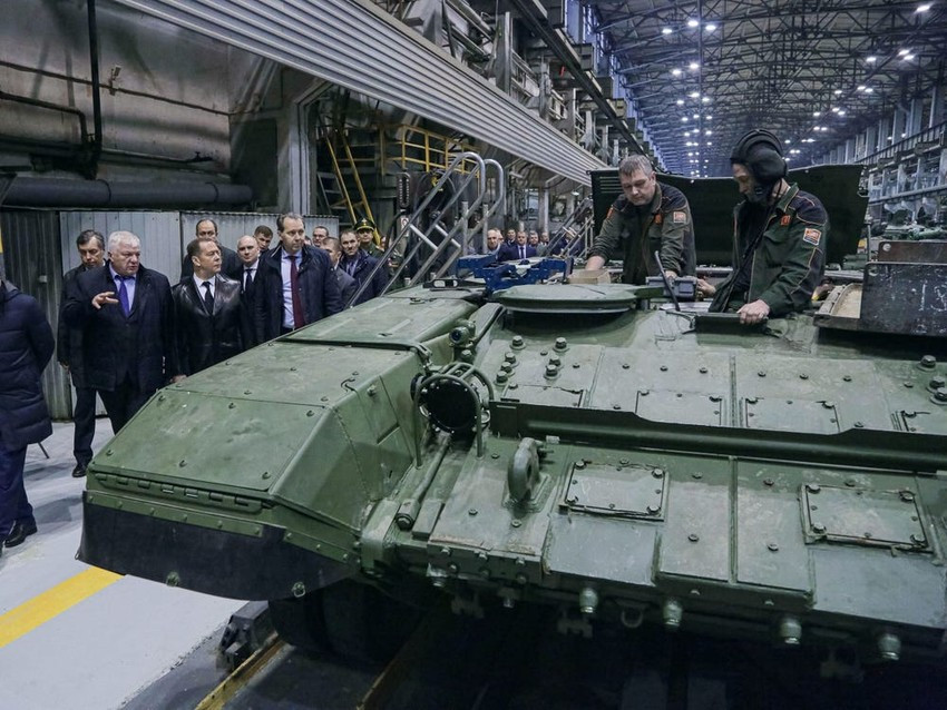 Vào tháng 3 năm nay, Phó Chủ tịch Hội đồng An ninh Liên bang Nga, ông Medvedev đã thị sát Nhà máy sản xuất xe tăng UralVagonZavod và tiết lộ với giới truyền thông rằng, ngành công nghiệp quốc phòng Nga đang tăng cường năng lực sản xuất. 