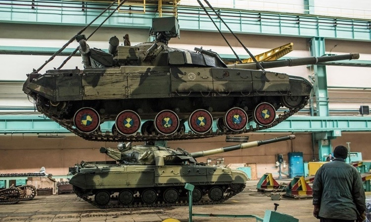 Sau khi xung đột Nga-Ukraine nổ ra, Ukraine bị quân đội Nga tấn công các cơ sở sản xuất quốc phòng và Kiev không thể sản xuất xe tăng mới. Do đó, phía Ukraine hy vọng sẽ sửa chữa các xe tăng cũ trong kho và các nước phương Tây sẽ hỗ trợ một số lượng xe tăng; đủ cho họ tiến hành các chiến dịch quân sự lớn. 