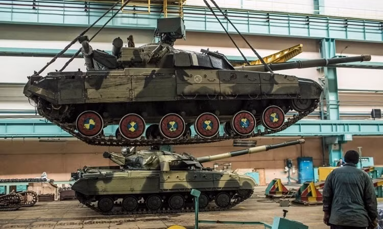 Sau khi xung đột Nga-Ukraine nổ ra, Ukraine bị quân đội Nga tấn công các cơ sở sản xuất quốc phòng và Kiev không thể sản xuất xe tăng mới. Do đó, phía Ukraine hy vọng sẽ sửa chữa các xe tăng cũ trong kho và các nước phương Tây sẽ hỗ trợ một số lượng xe tăng; đủ cho họ tiến hành các chiến dịch quân sự lớn. 