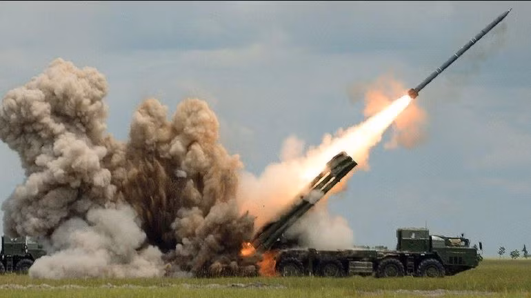 Mặc dù Quân đội Ukraine ở ngoại thành đã cố gắng vượt qua những phong tỏa của quân Nga để tiếp tế cho quân phòng ngự trong thành phố; nhưng khi đoàn xe vận tải vừa xuất hiện trên đường, đã bị quân Nga bắn phá chính xác.