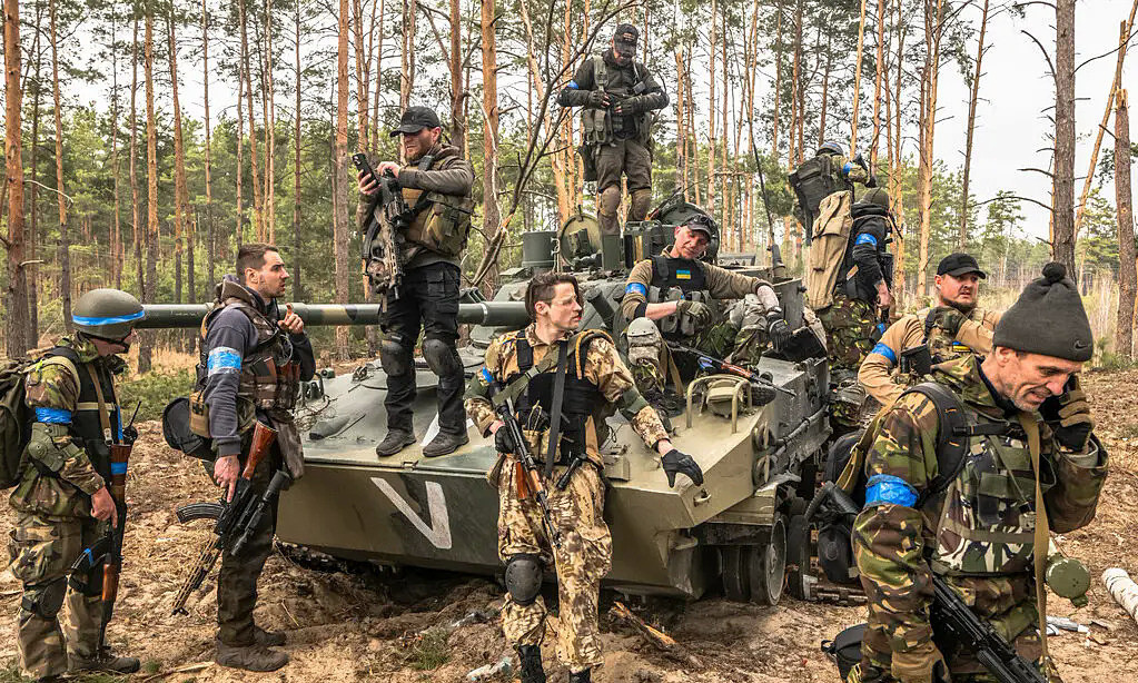 Bakhmut vẫn đang ở thế bị quân Nga bao vây, quân chính quy Nga “vẫn nằm im mai phục”, chỉ có lực lượng lính đánh thuê Wagner chiến đấu. Trong khi đó, Quân đội Ukraine thiếu nhân lực, vũ khí, khí tài, vậy làm sao họ có thể phát động phản kích quân Nga như tuyên bố? 