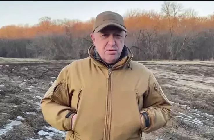 Hiện tại, Quân đội Nga và lính đánh thuê Wagner đang bao vây Quân đội Ukraine từ ba hướng; và theo ông Prigozin, ông chủ của công ty lính đánh thuê Wagner, Quân đội Ukraine tại khu vực đô thị Bakhmut có thể hết đạn và lương thực trong vài ngày tới.