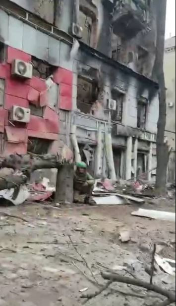 Bản thân lính Ukraine cũng không che giấu điều này, những người lính nằm sau những thân cây còn nguyên vẹn hoặc gần như gãy đôi, sau các đống gạch đá của những tòa nhà bị bom pháo đánh sập. Đánh giá qua đoạn video, có thể thấy họ đang ở trên Phố Mira - phía bắc Quảng trường Svoboda.