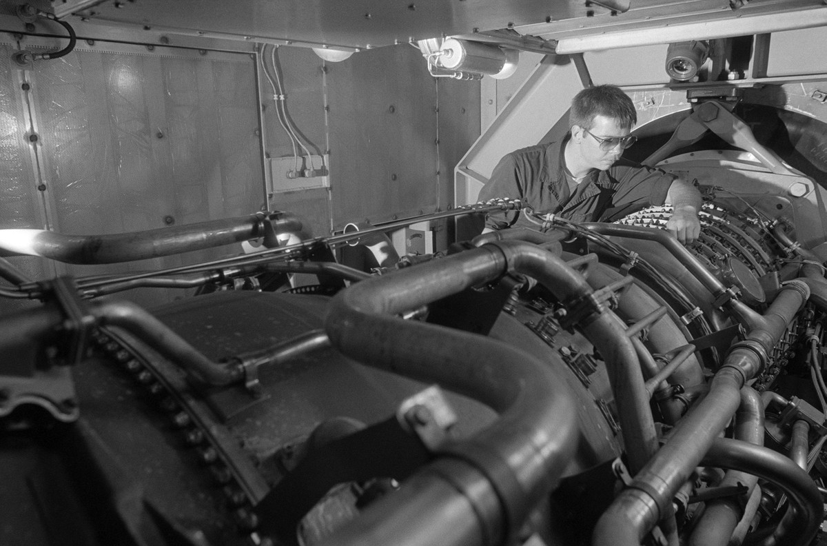 Lấy tuabin khí LM-2500 của Mỹ làm ví dụ, thân hộp của nó có thể tích chỉ 8×2,7×3,1 mét, và trọng lượng toàn bộ của nó chỉ 6 tấn, nhưng nó có thể tạo ra một công suất mạnh mẽ khoảng 28MW. Bốn tuabin LM-2500 có thể đẩy tàu sân bay hạng nhẹ Izumo của Nhật Bản, có lượng giãn nước 27.000 tấn đi với tốc độ hơn 27 hải lý/giờ.