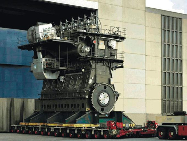 So với một loại động cơ piston điển hình là động cơ Diesel, thì động cơ tuabin khí có nhiều điểm yếu hơn: công nghệ chế tạo rất cao nên rất đắt, có hiệu suất nhiệt động lực học thấp hơn (khoảng 2/3 so với động cơ Diesel) dẫn đến tính kinh tế kém hơn, hiệu suất giảm sút nhanh khi chạy ở chế độ thấp tải. 