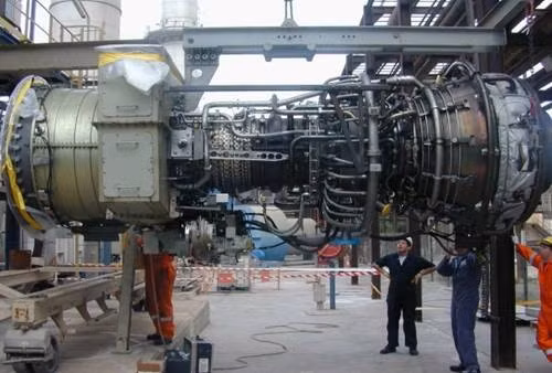 Cùng cới đó là việc thay thế và bảo dưỡng rất thuận tiện, và thậm chí cả thân hộp của tuabin có thể được nâng trực tiếp từ ống khói. Ngược lại, các động cơ tuabin hơi nước đầu tiên được sử dụng trên các tàu chiến lớn rất tốn kém để bảo trì vì cấu trúc phức tạp và khối lượng khổng lồ; chúng không thể tháo rời sau khi được trang bị. 