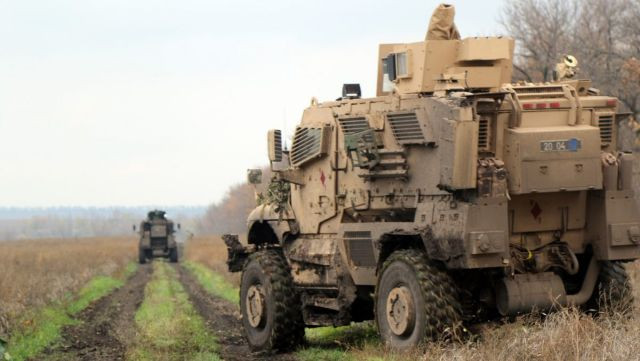 Một người lính Ukraine tên là Stepan, đã mô tả việc đối mặt với hỏa lực của quân Nga và chính nhờ vào xe bọc thép MaxxPro để có thể sống sót. Stepan nói với The Times rằng, những chiếc MaxxPro nhanh chóng trở thành mục tiêu săn lùng của quân Nga và họ tìm cách tiêu diệt bằng tất cả những vũ khí gì mà họ có. Ảnh: BM. 