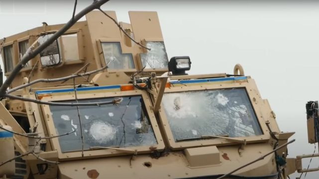 Những chiếc xe bọc thép MaxxPros do Mỹ sản xuất, được mô tả là gần như không thể phá hủy trên chiến trường Ukraine. Ngay cả khi bị pháo kích và hỏa lực súng cối bao trùm, họ vẫn an toàn khi nấp ở trong xe. Ảnh: BM. 