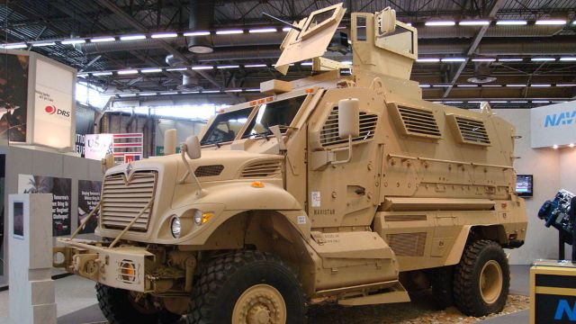 Khi cuộc xung đột ở Ukraine đang diễn ra ác liệt, thì xe chiến đấu bọc thép kháng mìn MaxxPro do Mỹ sản xuất, đang trở thành tâm điểm chú ý. Theo thông tin của trang Bulgarian Military, dẫn nguồn của tờ The Times của Anh cho biết, những “con quái vật” gần như không thể phá hủy này đang đóng một vai trò quan trọng trong cuộc phản công của Ukraine. Ảnh: BM.