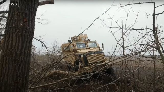 Không phủ nhận về khả năng bảo vệ của MaxxPro trước các loại đạn súng bộ binh, mảnh bom, pháo hay mìn chống bộ binh; tuy nhiên trước các loại vũ khí hỏa lực hay mìn chống tăng của quân Nga, ngay cả xe tăng hạng nặng như Leopard 2A4 của Đức hay xe chiến đấu bộ binh Bradley của Mỹ cũng bị phá hủy, chứ đừng nói tới lớp giáp “mỏng manh” như của chiếc MaxxPro. Ảnh: Pinterest.