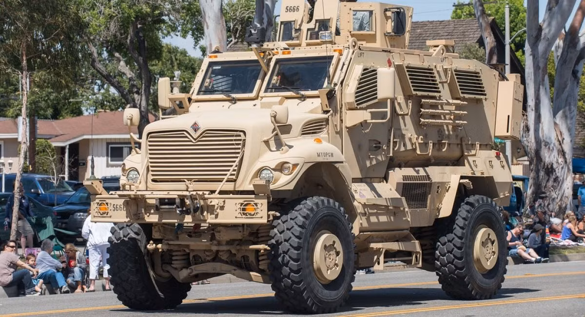 Bên cạnh khả năng phòng thủ, MaxxPro còn có không gian bên trong đủ chỗ cho một pháo thủ và 11 lính với trang bị chiến đấu. Về vũ khí của MaxxPro, có thể là súng máy 7,62 hoặc 12,7 mm trong tháp pháo duy nhất của nó. MaxxPro không chỉ ưu tiên bảo vệ sự sống, nó còn là phương tiện hỗ trợ hỏa lực. Ảnh: OC. 