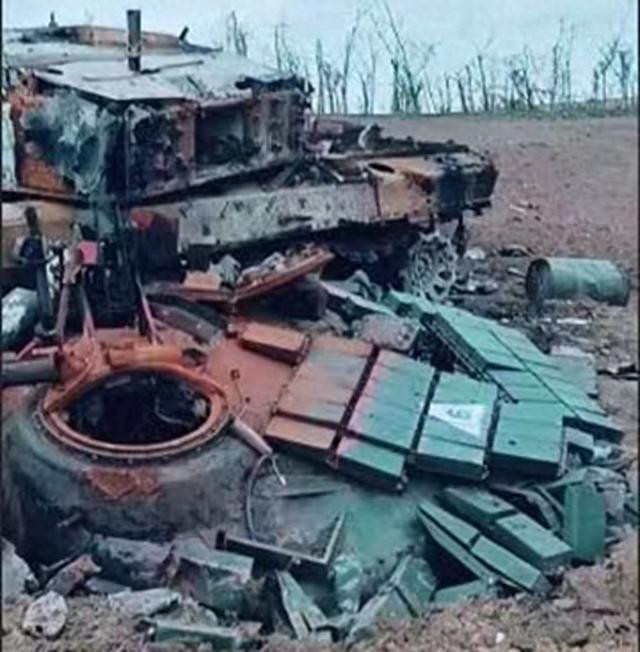 Điều thú vị là trong ảnh, bên cạnh xe tăng chiến đấu chủ lực Challenger 2 bị phá hủy, còn có tháp pháo của một xe tăng chiến đấu chủ lực T-64BV khác của Ukraine cũng cháy đen; rõ ràng, chiếc T-64BV bị trúng đạn, đạn nổ và tháp pháo bị thổi bay. Nếu nhìn từ góc độ này, ít nhất tăng Challenger 2 không bị thổi tung tháp pháo.