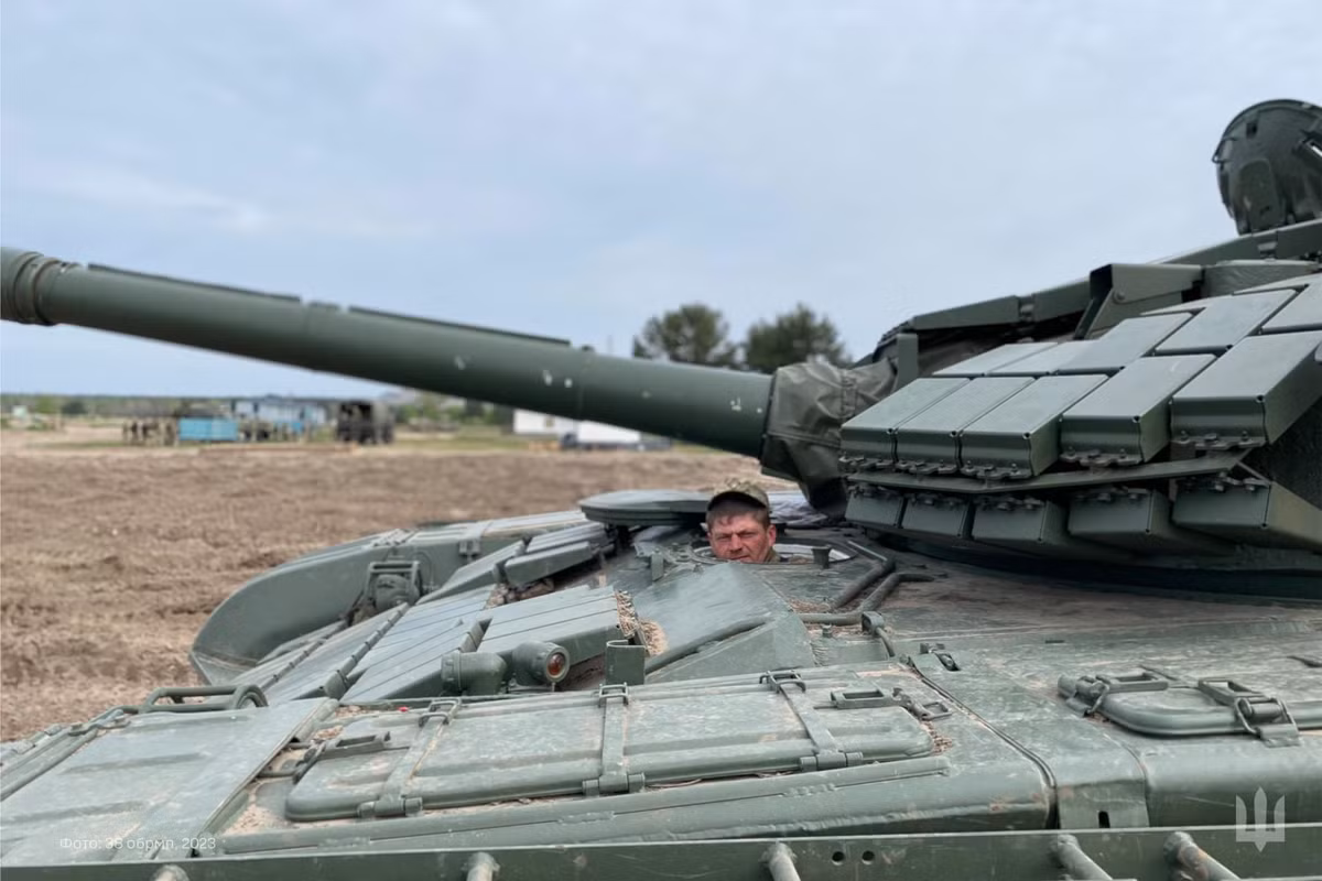 Xe tăng T-72EA nặng 47 tấn, kíp lái 3 người, tuy không phải là xe tăng tốt nhất trong kho vũ khí của Ukraine, nhưng nó là phương án hợp lý trong bối cảnh Ukraine đang thiệt hại về xe tăng và cần số lượng lớn vũ khí hạng nặng, để tiếp tục xây dựng lực lượng phản công trong một cuộc chiến tiêu hao. 