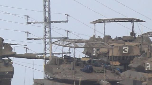 Từ cuộc xung đột Palestine-Israel đang diễn ra, chúng ta có thể thấy rằng, Israel đã bắt đầu rút kinh nghiệm từ cuộc chiến tranh Nga-Ukraine và bắt đầu trang bị thêm “mũ sắt” cho xe tăng chiến đấu chủ lực Merkava 4, có thể giải quyết hiệu quả các cuộc tấn công từ trên cao.