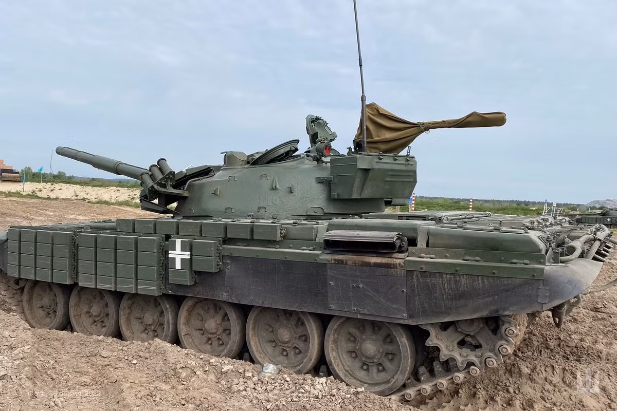 Trước đó, Mỹ và Hà Lan đã hợp tác đặt mua 90 xe tăng T-72EA để viện trợ cho Ukraine. Tổng cộng, Ukraine được cam kết sẽ nhận 105 chiếc T-72EA từ các đồng minh. Số xe tăng này tăng đáng kể khả năng chiến đấu của Quân đội Ukraine hiện nay. 