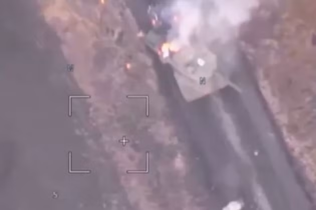 MBT Leopard 2 vốn được biết đến rộng rãi nhờ hiệu suất và được sử dụng trong quân đội nhiều nước trên thế giới, đã gặp phải vấn đề trên chiến trường Ukraine. Ông Gagin nhấn mạnh rằng, binh lính Ukraine, vừa là thành viên của kíp xe tăng này, trong nỗ lực sơ tán xe khỏi chiến trường, đã trở thành nạn nhân.