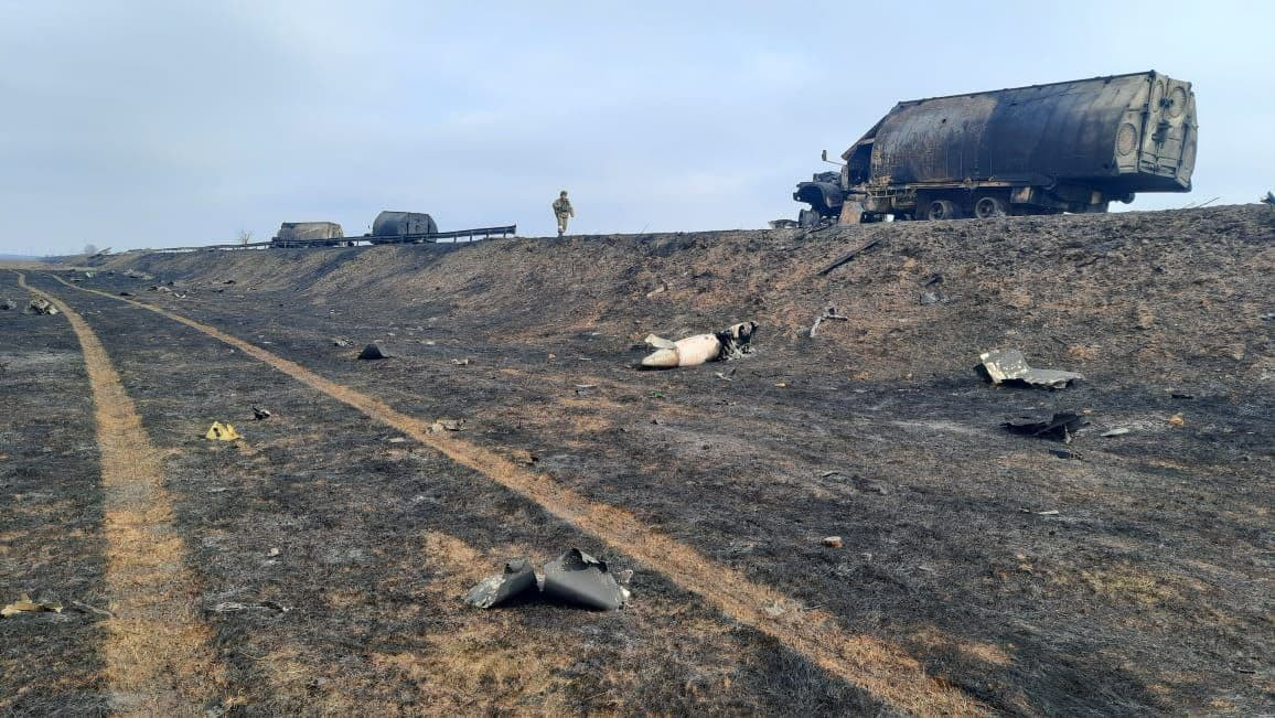 Có thể chiếc cường kích này đang tìm cách phá hủy các xe phà công binh tự hành của Quân đội Nga, đang di chuyển về phía một trong các thành phố của Ukraine, trên đường mà Quân đội Ukraine đã phá cầu trước đó.