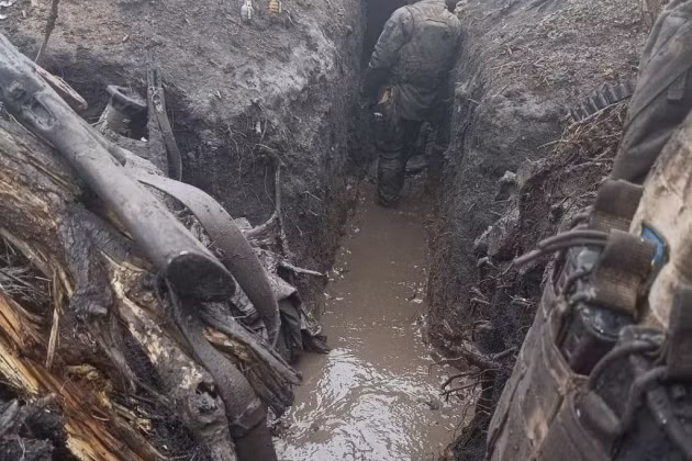 Quân đội Ukraine mô tả tình hình hiện tại ở Bakhmut là rất nguy cấp, các công sự ở khu vực ngoại ô thành phố gần như bị phá vỡ do thời tiết và đạn pháo của quân Nga và quân đội Ukraine cũng không thể tiến hành các cuộc phản công trong điều kiện như vậy.