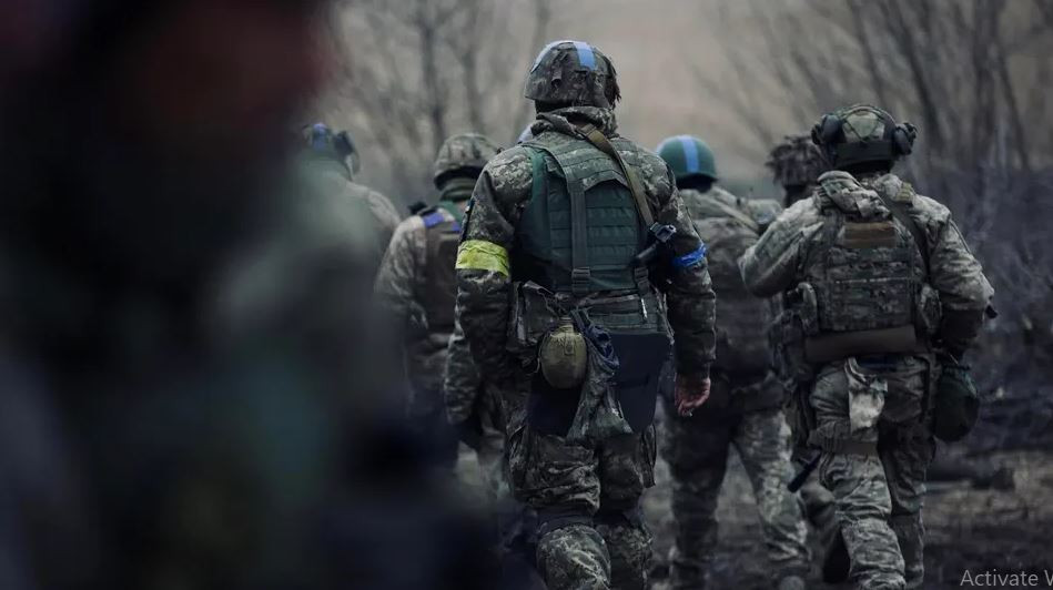 Tuy nhiên, trước sự kháng cự ngoan cường của Lữ đoàn xung kích dù số 95 của Quân đội Ukraine, tốc độ tiến quân của Quân đội Nga cũng bị ảnh hưởng, cuộc giao tranh giữa hai bên theo hướng này tỏ ra bế tắc.