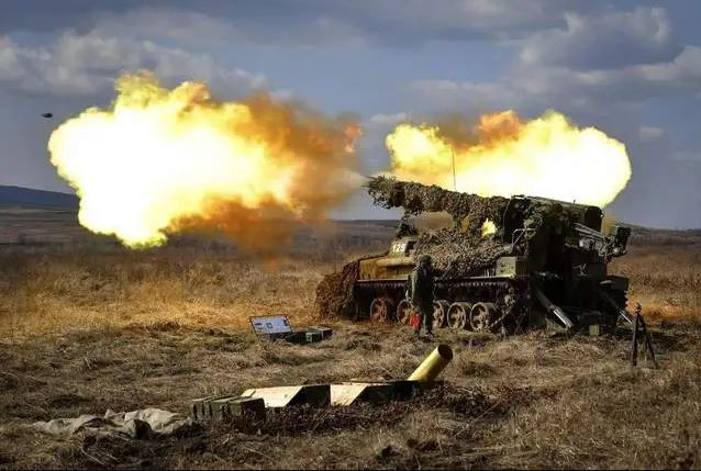 Còn kênh Military Summary cho biết, mũi xung kích tiên phong của Nga chỉ còn cách Chasov Yar khoảng 600m và quan trọng nhất là họ dường như đã tìm ra được các chiến thuật tấn công đô thị khá hiệu quả, để đánh bật quân Ukraine khỏi hệ thống hầm hào ở phía đông thị trấn trên cao này.