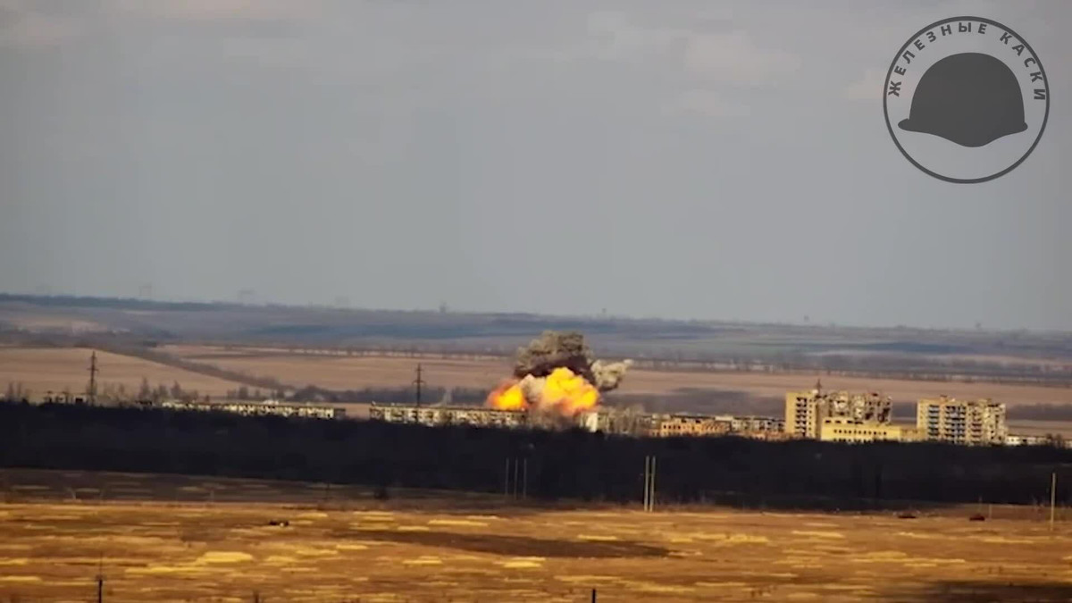 Theo thông tin của tờ Times, bom lượn dẫn đường chính xác FAB-500-54 của Nga có thể được thả cách xa chiến tuyến 80 km và rơi xuống mục tiêu trong vòng vài phút, khiến chúng khó bị hệ thống phòng không Ukraine phát hiện và bắn hạ.