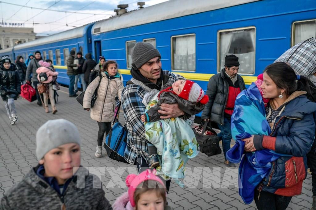 Vào ngày 20/3, ông Miztsev cho biết, vào lúc 10 giờ sáng theo giờ Moscow vào ngày 21/3, hành lang nhân đạo dân sự sẽ được mở ở phía đông và phía tây ở Mariupol, và những người dân địa phương bị bao vây có thể nhân cơ hội rời thành phố.