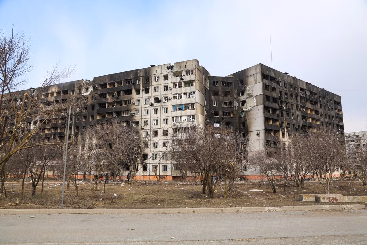 Theo báo chí nước ngoài, do nguồn cung cấp thực phẩm và thuốc men bị phong tỏa sau khi xung đột nổ ra, cơ sở hạ tầng quan trọng cũng bị phá hủy, do vậy người dân thành phố không có hệ thống sưởi, điện và nước. Tổng thống Zelensky cho biết, “Người Nga đang biến Mariupol thành tro bụi”.