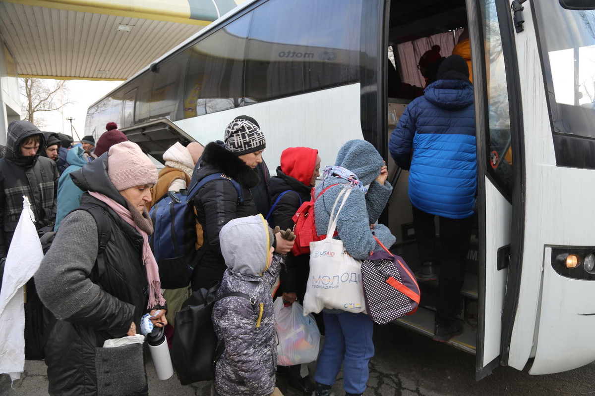 Mariupol nằm ở vùng Donetsk, là một thành phố cảng trên Biển Azov ở đông nam Ukraine. Tại cuộc họp báo diễn ra vào tối 20/3, Giám đốc Trung tâm Kiểm soát Quốc phòng Liên bang Nga Mizhantsev cho biết, Nga đã sơ tán gần 60.000 cư dân Mariupol, nhưng 130.000 vẫn ở đó làm "con tin".