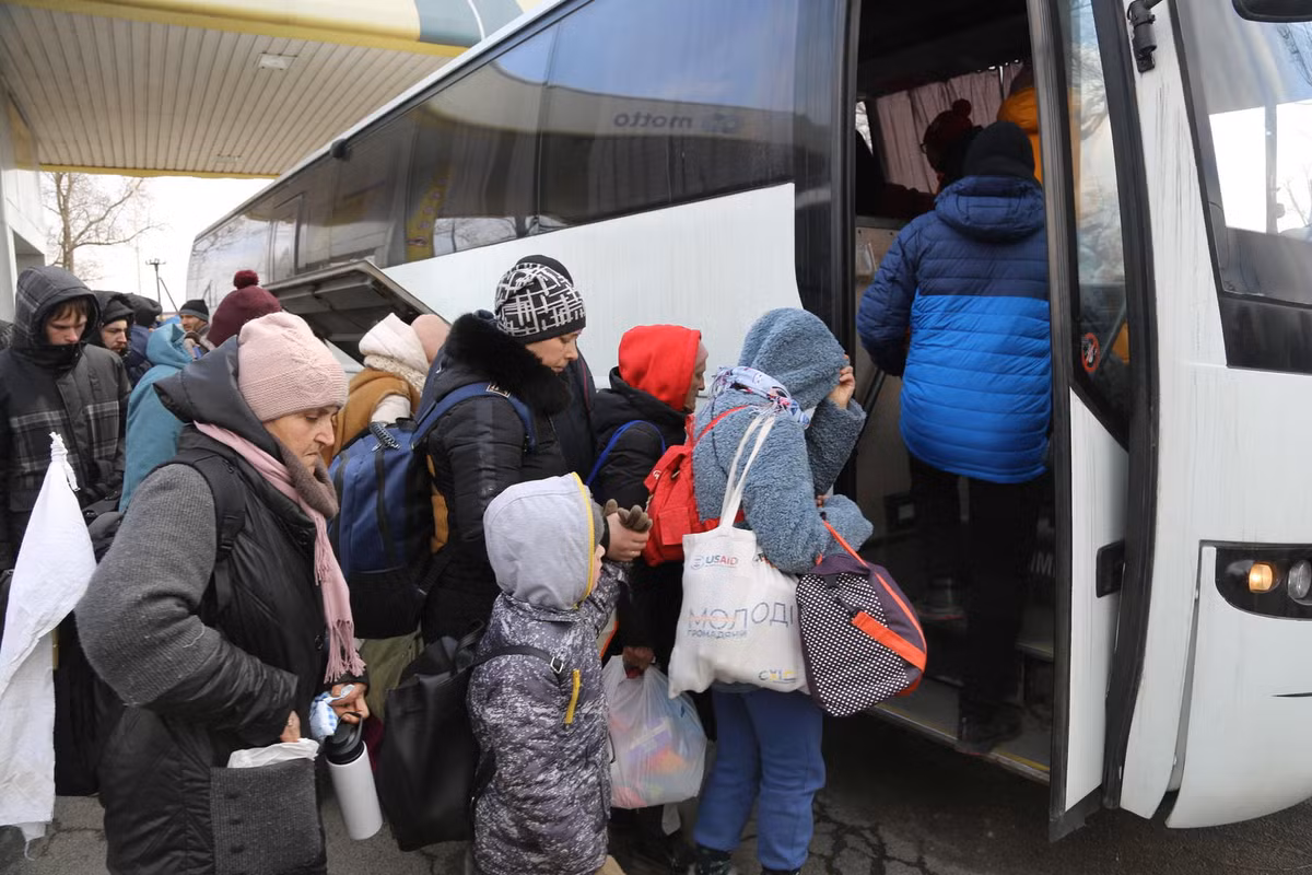 Mariupol nằm ở vùng Donetsk, là một thành phố cảng trên Biển Azov ở đông nam Ukraine. Tại cuộc họp báo diễn ra vào tối 20/3, Giám đốc Trung tâm Kiểm soát Quốc phòng Liên bang Nga Mizhantsev cho biết, Nga đã sơ tán gần 60.000 cư dân Mariupol, nhưng 130.000 vẫn ở đó làm "con tin".
