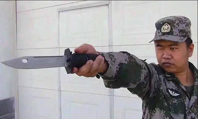 Thứ hai, vì 4 nòng của súng có chung một bộ phận ngắm, nên người sử dụng phải chú ý đến yếu lĩnh ngắm và kinh nghiệm khi sử dụng loại súng ứng dụng này; để đảm bảo viên đạn có thể bắn trúng mục tiêu một cách chính xác.