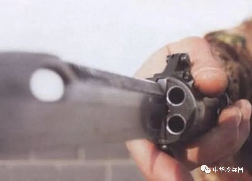 Tay cầm của dao găm Type 91 chính là thân súng; ở tay cầm có 4 nòng súng bố trí đối xứng nhau, có thể nạp và bắn 4 viên đạn súng ngắn cỡ 7,62mm. Không giống như các loại súng dao găm NRSJ được trang bị cho Quân đội Nga, nòng Type 91 của Trung Quốc hướng về phía trước; còn khẩu NRSJ của Nga thì hướng về phía sau. 