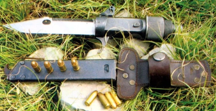 Tên đầy đủ của súng - dao găm Type 91 là “Súng – dao găm 4 nòng QSB91 7.62mm Type 91”, chính thức được thiết kế và hoàn thiện vào năm 1992. Súng gồm 5 bộ phận: dao găm, thân súng, đầu ngắm, cò súng và một bao đựng.