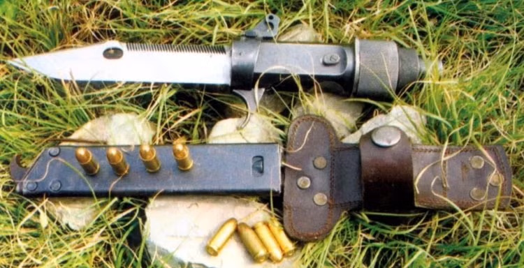 Tên đầy đủ của súng - dao găm Type 91 là “Súng – dao găm 4 nòng QSB91 7.62mm Type 91”, chính thức được thiết kế và hoàn thiện vào năm 1992. Súng gồm 5 bộ phận: dao găm, thân súng, đầu ngắm, cò súng và một bao đựng.