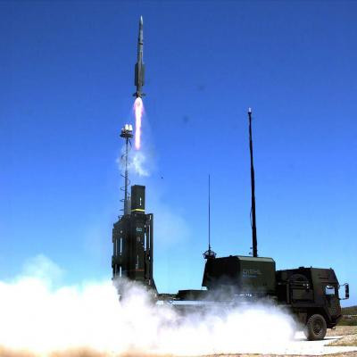 Tên lửa dẫn đường bằng laser có thể đánh chặn nhiều loại mục tiêu trên không, giúp tên lửa bay theo chùm tia laser hướng vào mục tiêu, mang lại độ chính xác cao trong việc khóa và tiêu diệt mục tiêu. Điều này làm cho tên lửa dẫn đường bằng laser đặc biệt hiệu quả đối với các mục tiêu di chuyển nhanh, nhưng khó theo dõi bằng các loại hệ thống dẫn đường khác. Ảnh: USF.