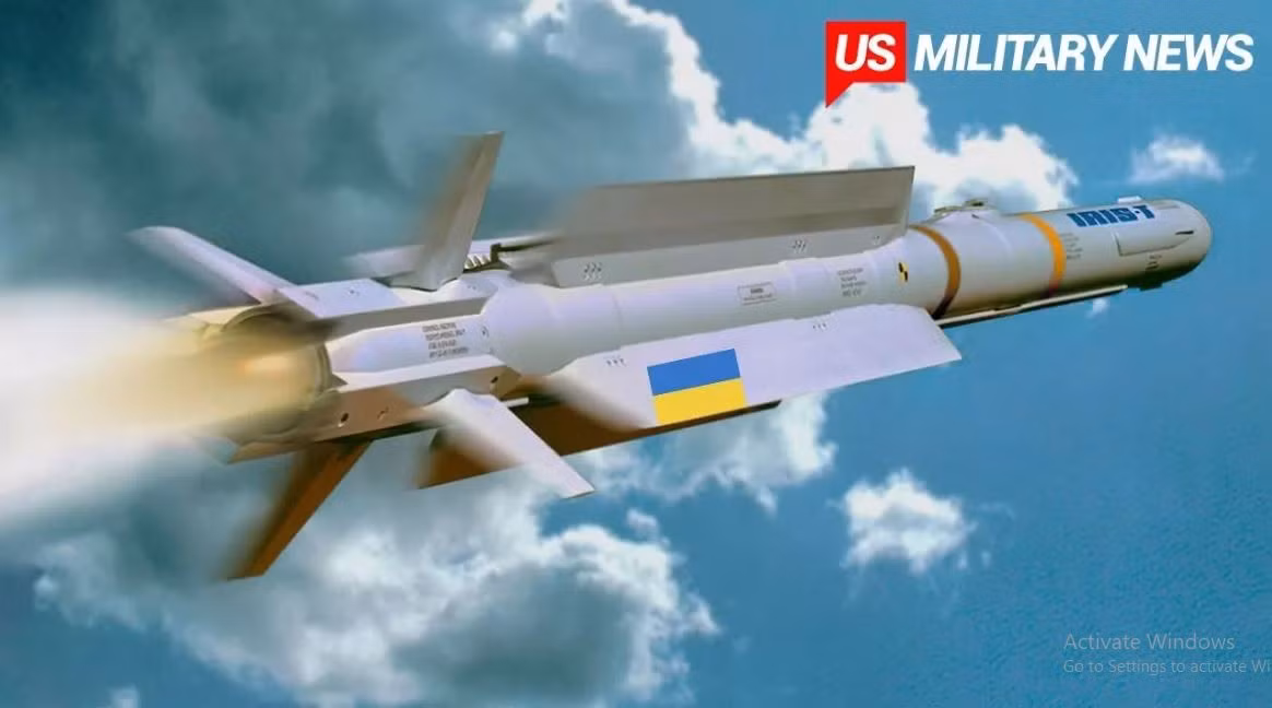 Tên lửa IRIS-T SL mới của Đức trang bị cho Ukraine sử dụng công nghệ dẫn đường tiên tiến, bao gồm tín hiệu vệ tinh GPS và dẫn đường quán tính (INS) để dẫn đường tự động. Tên lửa cũng sử dụng liên kết dữ liệu tần số vô tuyến (RF) để cập nhật dữ liệu mục tiêu theo thời gian thực từ hệ thống radar bên ngoài. Ảnh: Forces.