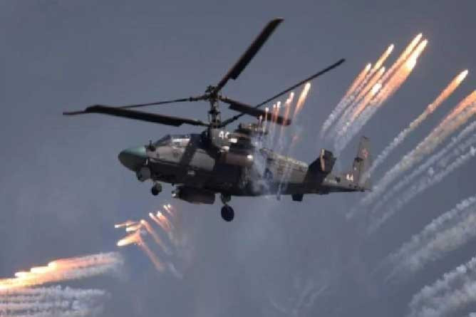 Hệ thống đối phó của trực thăng Ka-52 bao gồm pháo sáng được phóng ra để đánh lừa hệ thống dẫn đường của tên lửa dẫn đường bằng laser. Pháo sáng và khói bụi tạo ra mục tiêu giả, khiến tên lửa có thể bị đánh lừa, thay vì bay theo mục tiêu thật là trực thăng. Ảnh: MT.