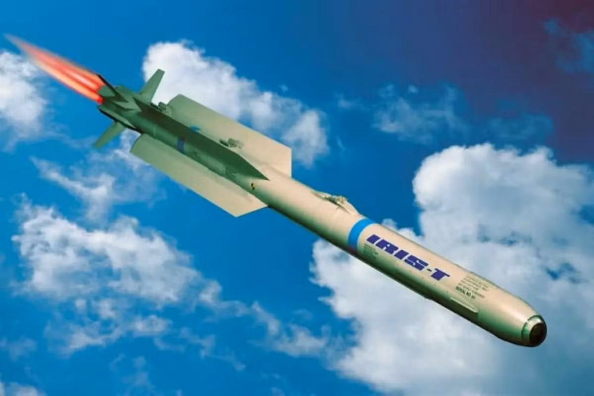 Ngoài ra, tên lửa IRIS-T SL còn sử dụng đầu dò hồng ngoại thụ động có độ nhạy cao, để phát hiện và theo dõi chính xác mục tiêu, giúp nâng cao độ chính xác và khả năng chống nhiễu trước các biện pháp đối phó điện tử của đối phương. Ảnh: Military Today. 